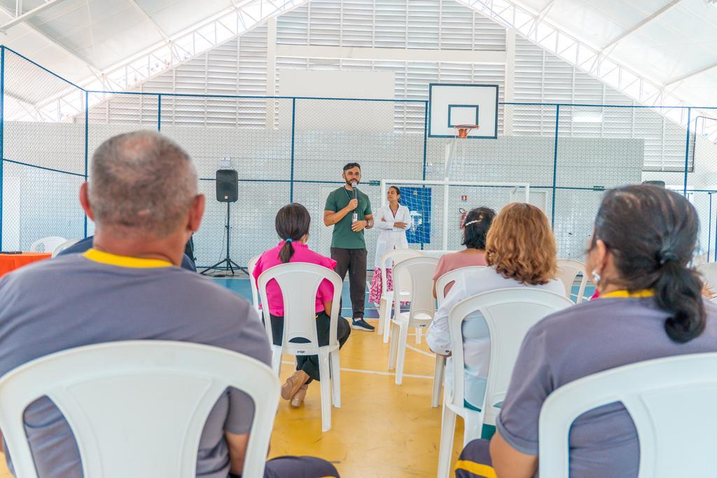Professor Nério Sales tratou sobre a importância da atividade física, durante palestra aos idosos