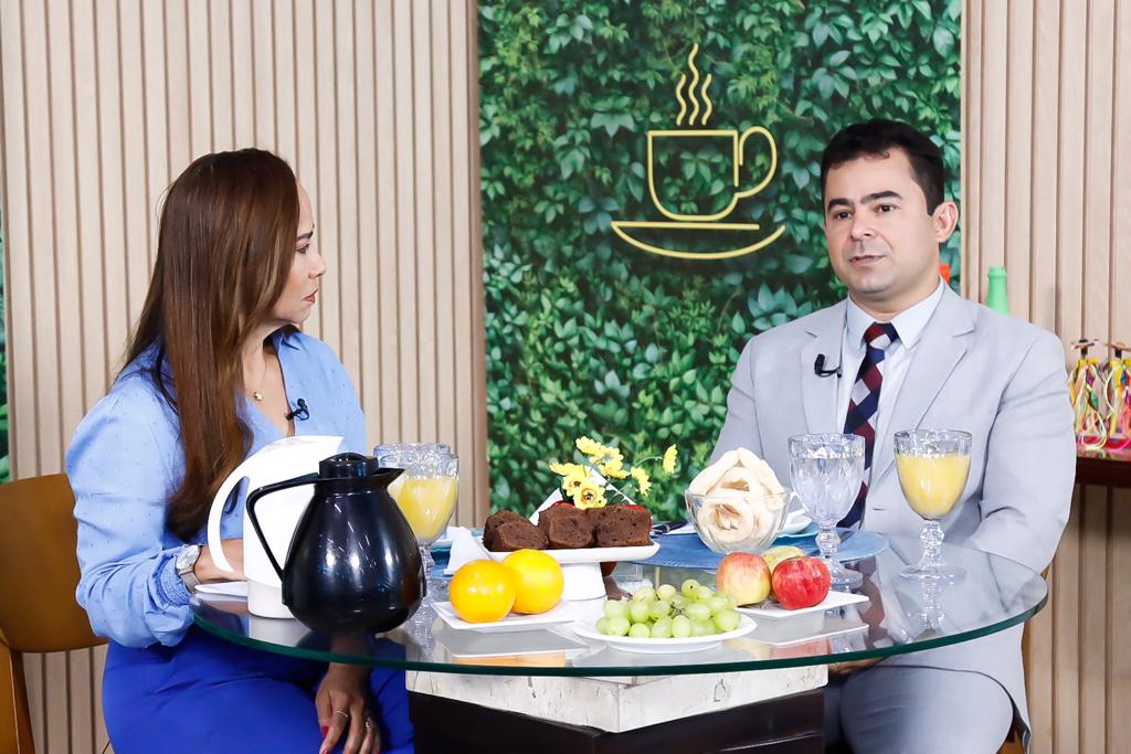 Deputado estadual Eric Costa com a jornalista Elda Borges, no programa ‘Café com Notícias’