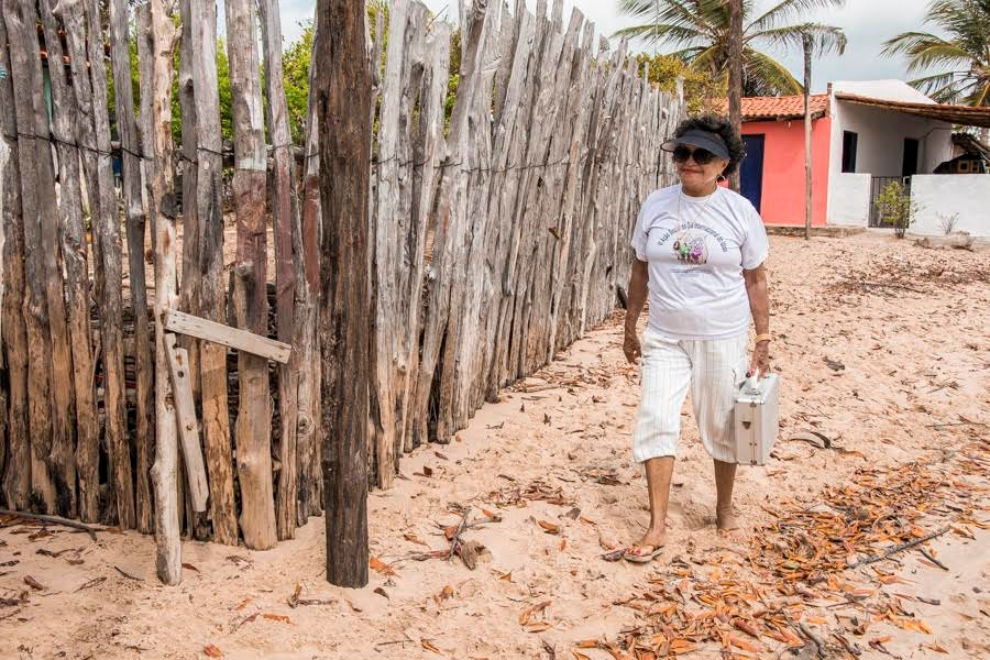 Aos 82 anos, médica se arrisca no mar para levar assistência aos habitantes de quatro ilhas