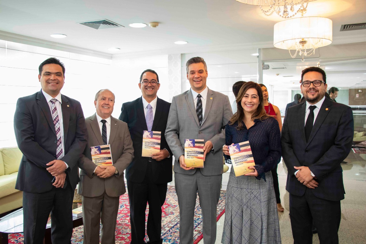 O deputado com representantes de outros órgãos e que participaram da elaboração da obra