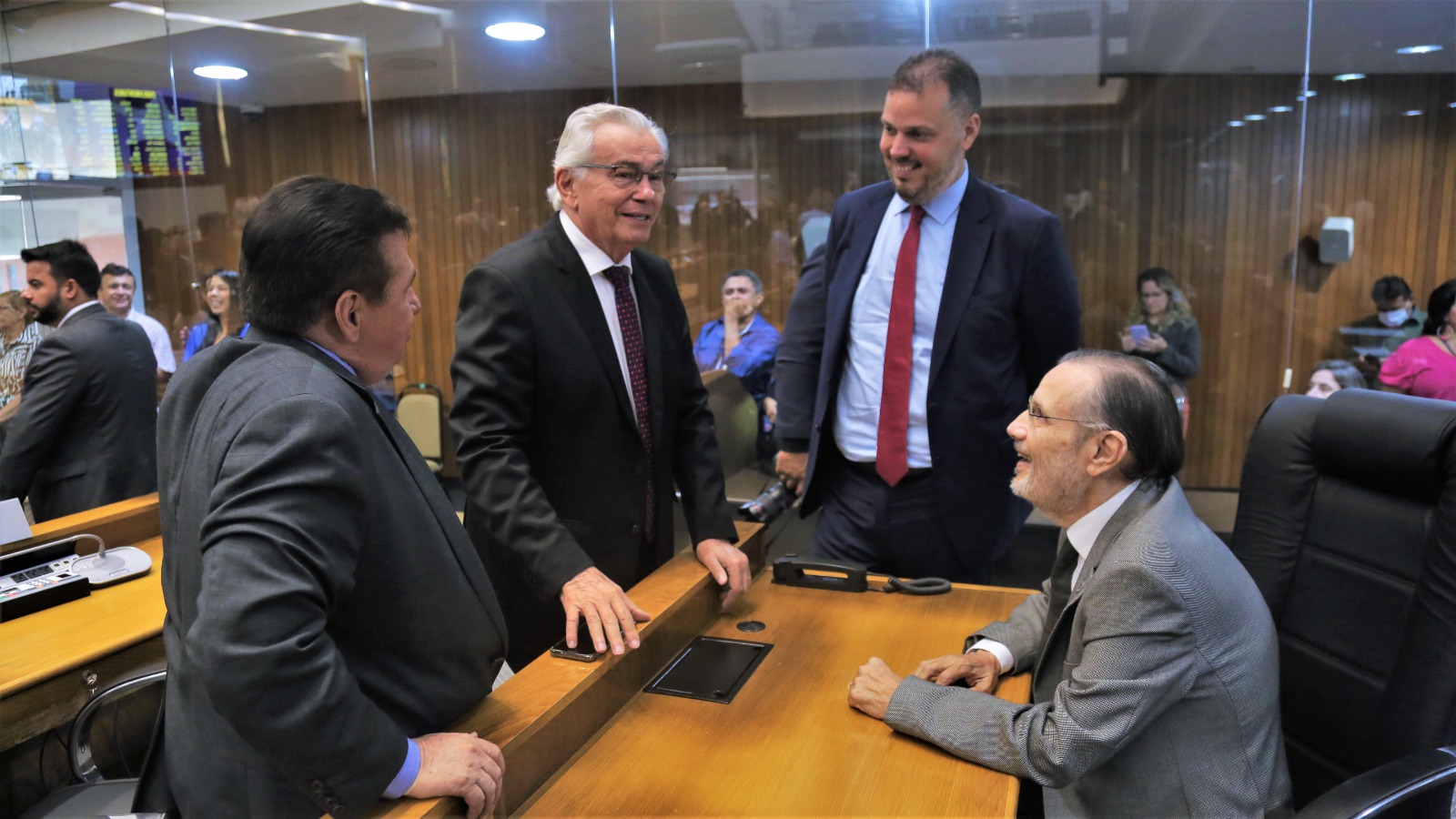 Rodrigo Lago com o pai Aderson e os deputados Arnaldo Melo e Ariston