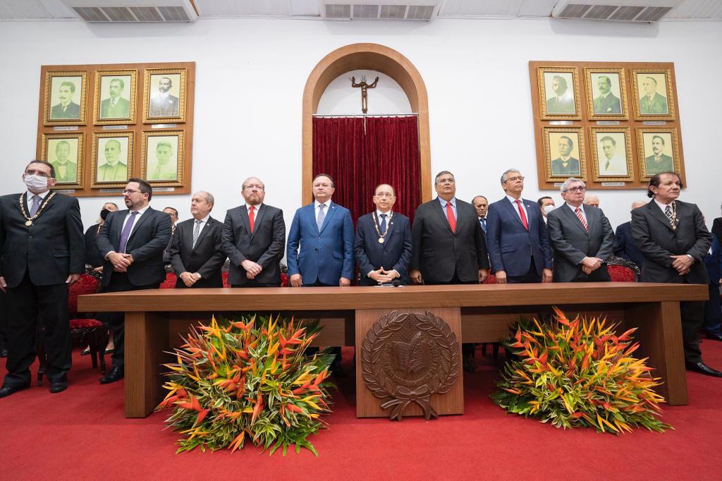 Othelino prestigia posse de Flávio Dino na Academia Maranhense de Letras