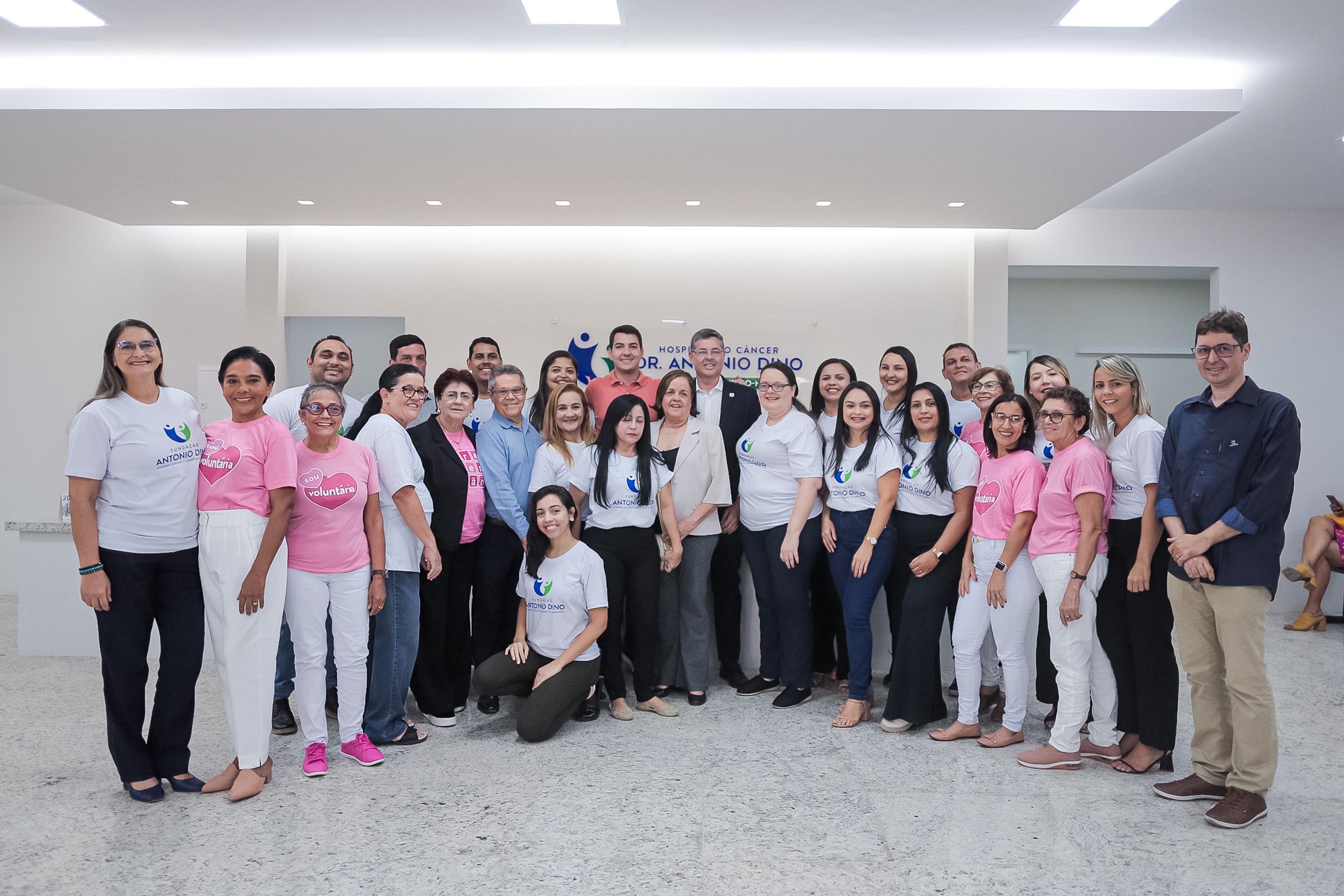 Deputado Fernando Braide com voluntários, equipe do hospital e da Fundação Antônio Dino, durante a entrega do hospital 