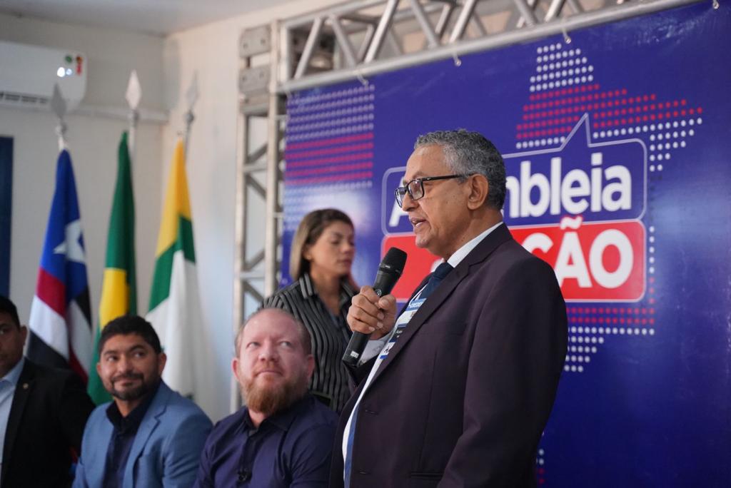 Observado por Othelino Neto e pelo prefeito de Paulino Neves, Raimundo Lídio, o prefeito de Barreirinhas, Amilcar Rocha, parabeniza a iniciativa da Assembleia em realizar o evento 