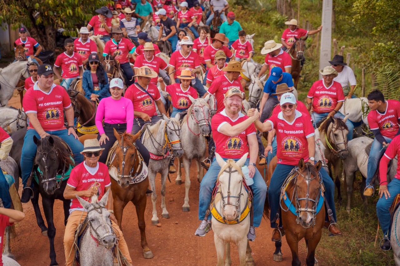 Othelino e Zezildo Almeida participam da Cavalgada da Amizade, que reuniu vaqueiros e simpatizantes da atividade