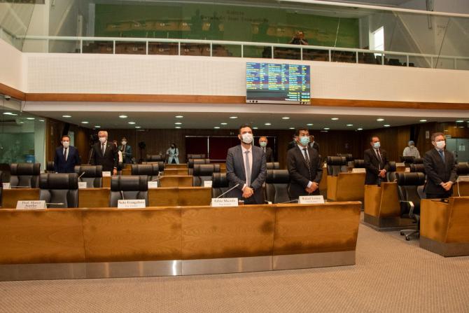 Plenário faz minuto de silêncio em homenagem ao ex-senador Magno Bacelar