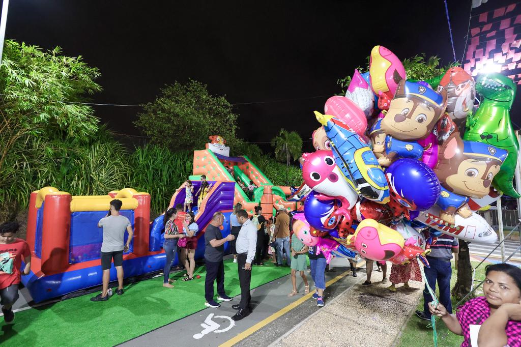 Brinquedos infláveis são opção de diversão no parquinho infantil instalado no Arraial