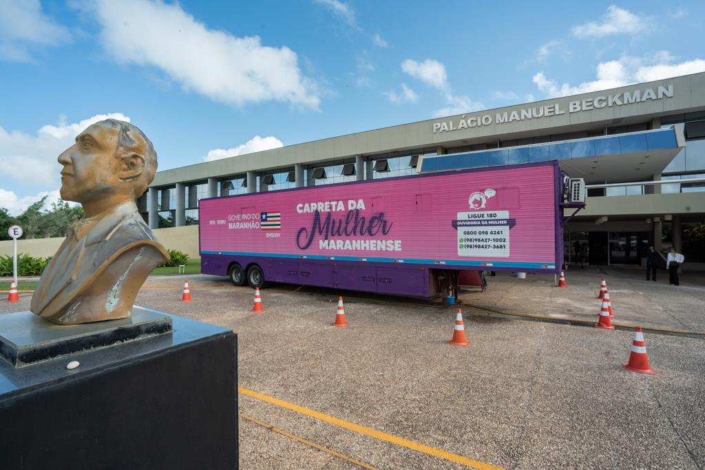 Carreta da Mulher está estacionada na principal área de acesso à Assembleia