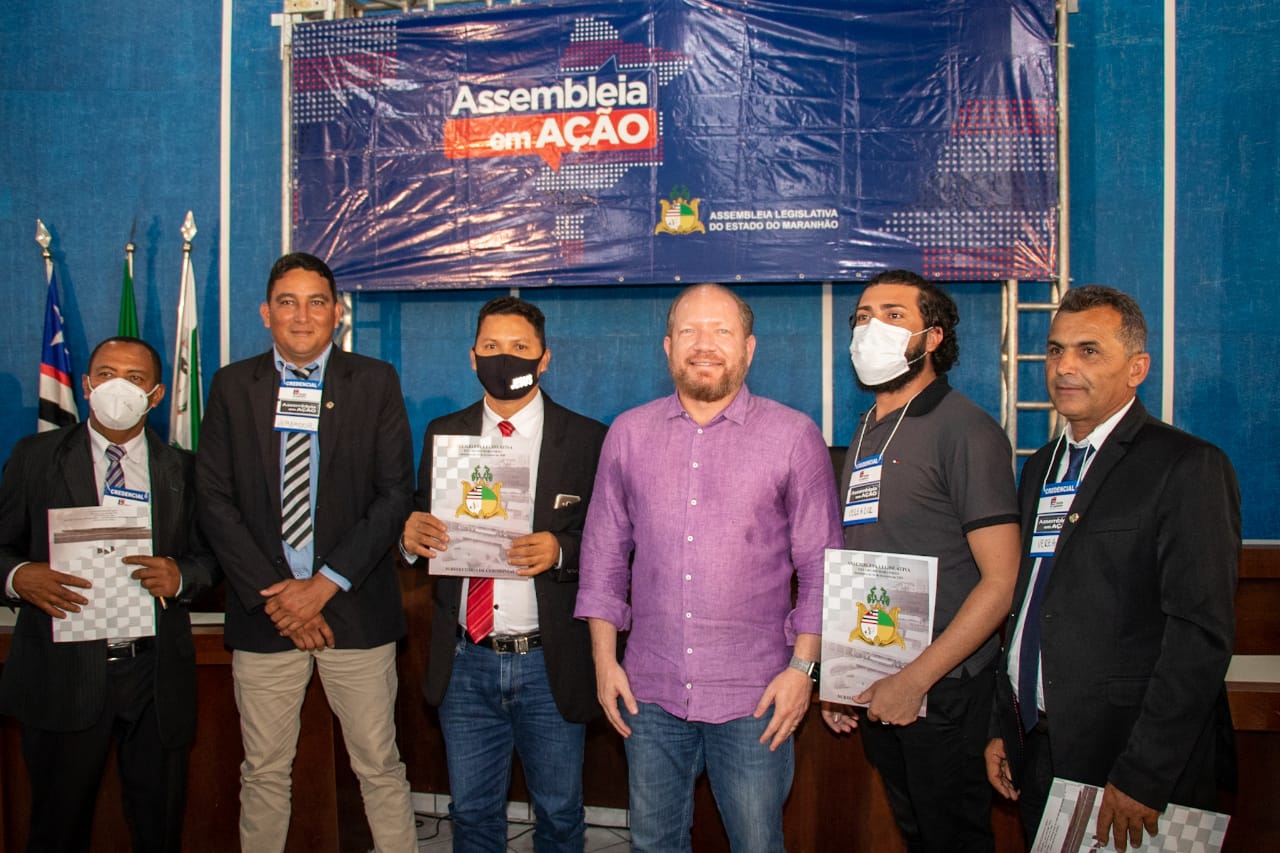 Presidente da Assembleia Legislativa, Othelino Neto, com lideranças da região Sul do Maranhão, durante o evento 