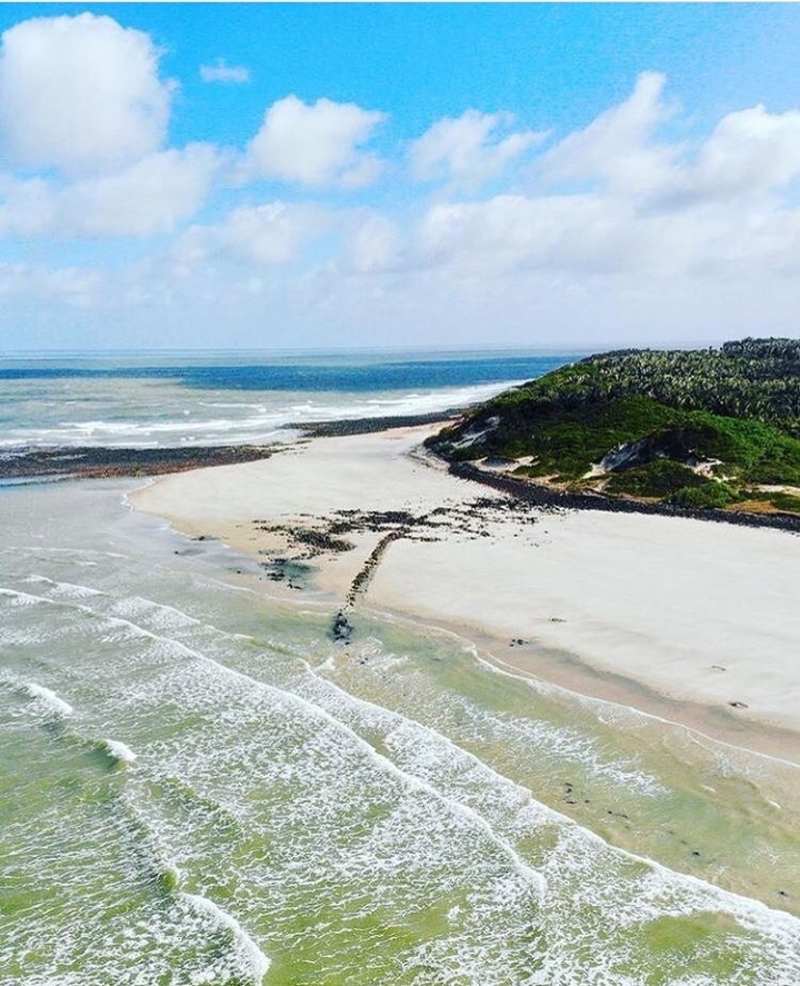 A praia de Araoca é um dos grandes atrativos turísticos do município de Guimarães 