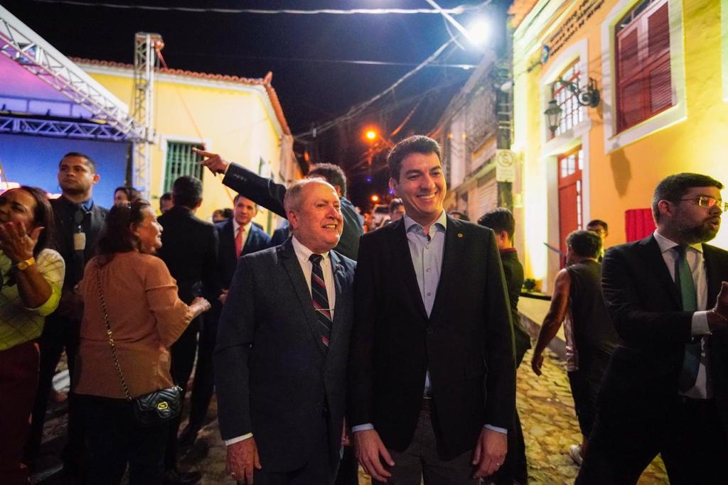 Deputado Fernando Braide em registro com o procurador-geral de Justiça, Eduardo Nicolau, na solenidade de inauguração