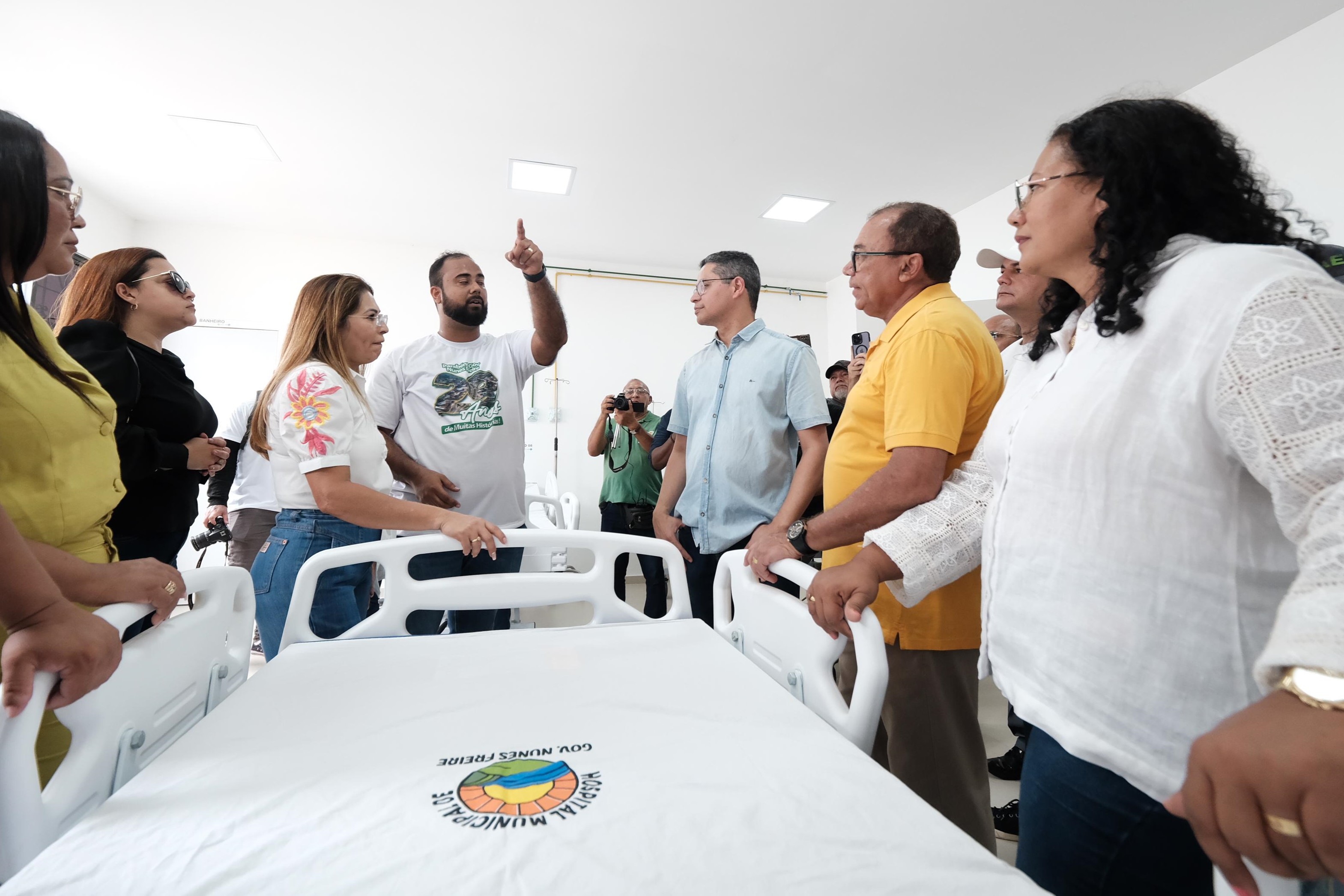Carlos Lula e Josimar da Serraria em visita às instalações do Hospital Municipal