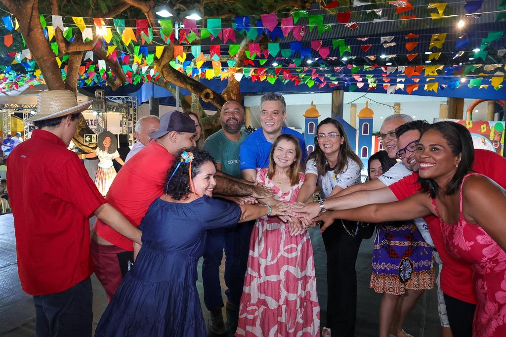 Neto Evangelista com a presidente da Alema, Iracema Vale, deputado Roberto Costa e demais autoridades e parceiros do evento