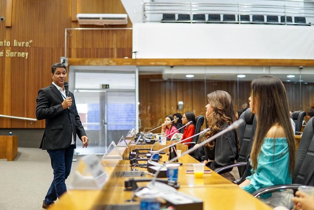 Acadêmicos conheceram o Plenário e ouviram explicações sobre o funcionamento da Casa do Povo
