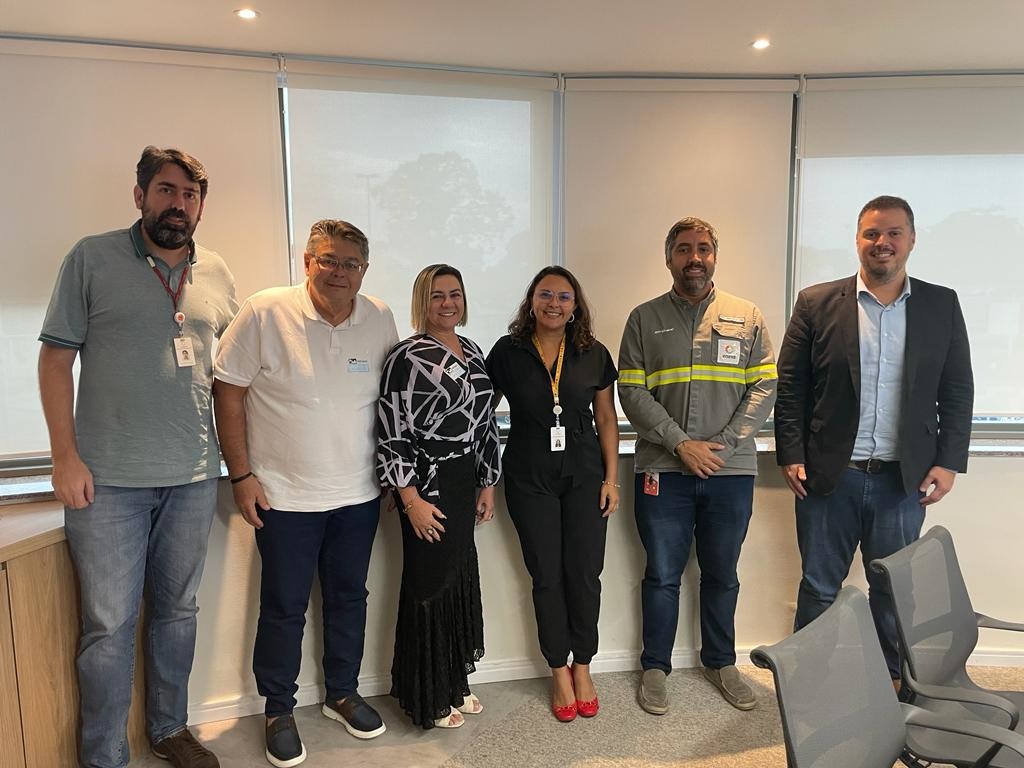 Rodrigo Lago, o prefeito Tratorzão e técnicos da Eneva após reunião realizada na companhia  