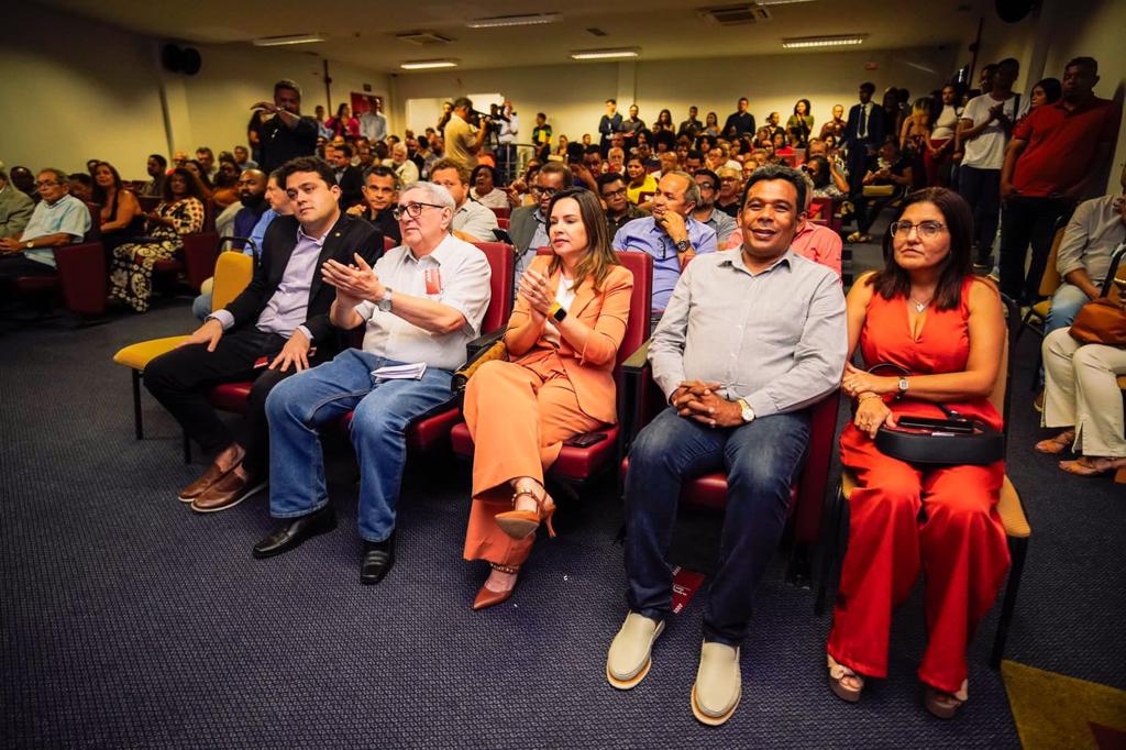 Deputados Leandro Bello e Dra. Vivianne e outras autoridades participaram do lançamento do Instituto 