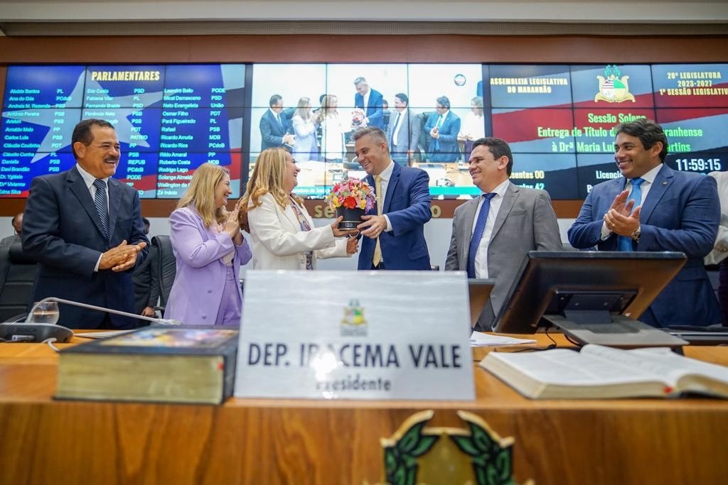 Momento da homenagem, solicitada pelo deputado Neto Evangelista, à procuradora de Justiça Maria Luiza Ribeiro Martins