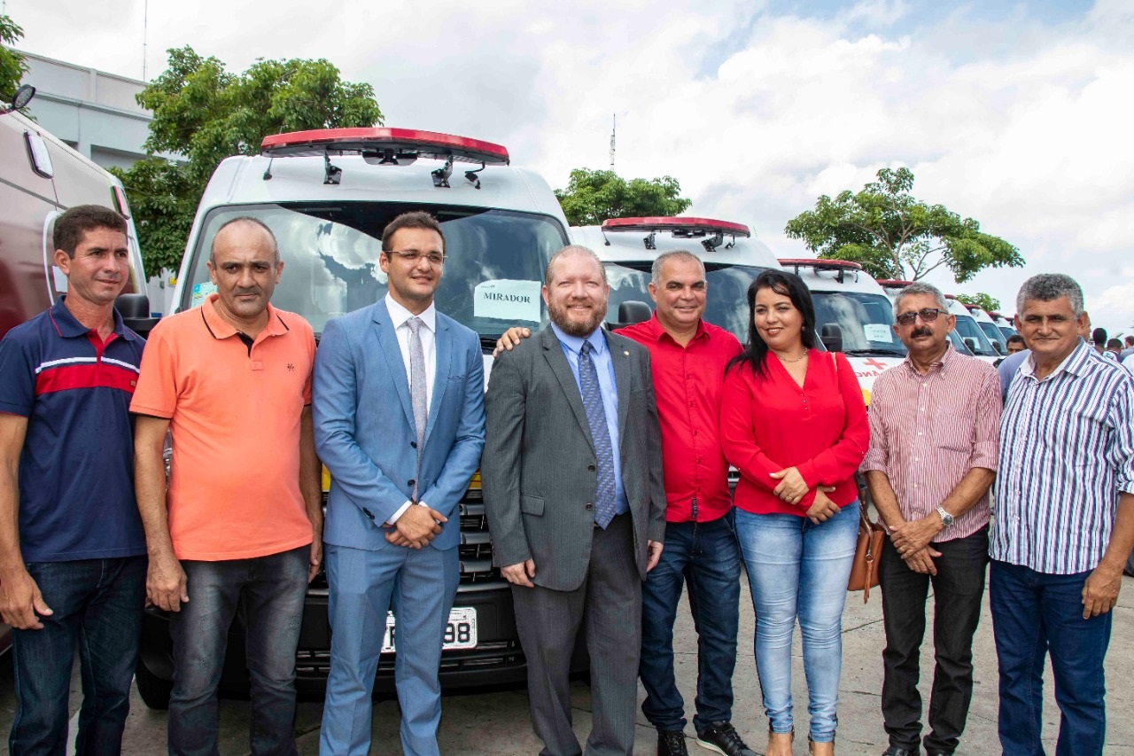 Othelino Neto e o deputado Felipe dos Pneus com lideranças políticas de municípios maranhenses, na entrega dos veículos