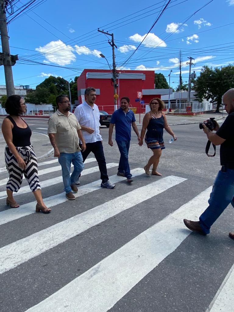 Zé Inácio percorre as ruas de Maricá, no Rio de Janeiro, para conhecer as políticas sociais voltadas para a cidade 