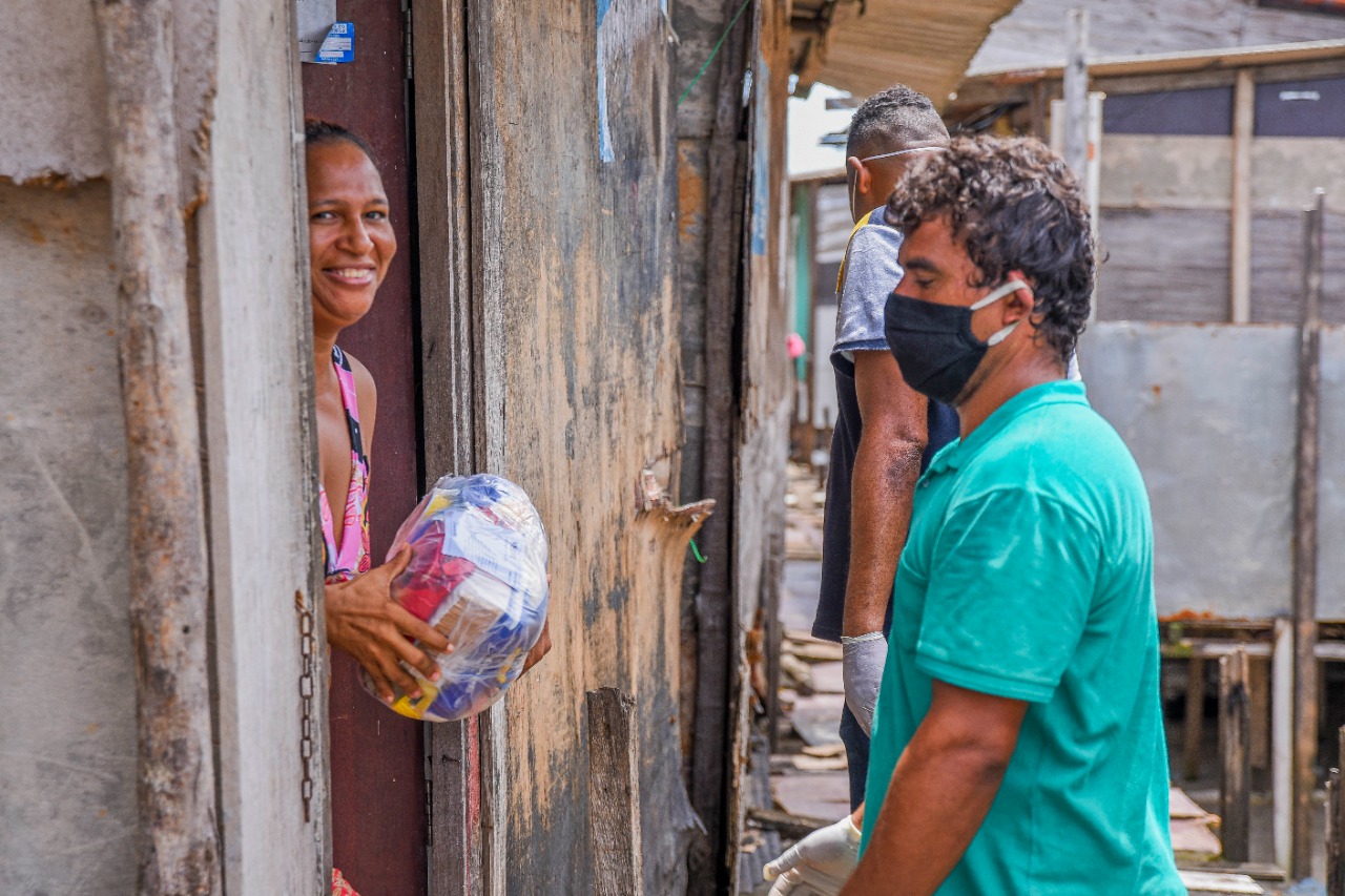 Dona de casa recebe alimentos doados pela Assembleia, viabilizados por meio de Projeto de Resolução Legislativa