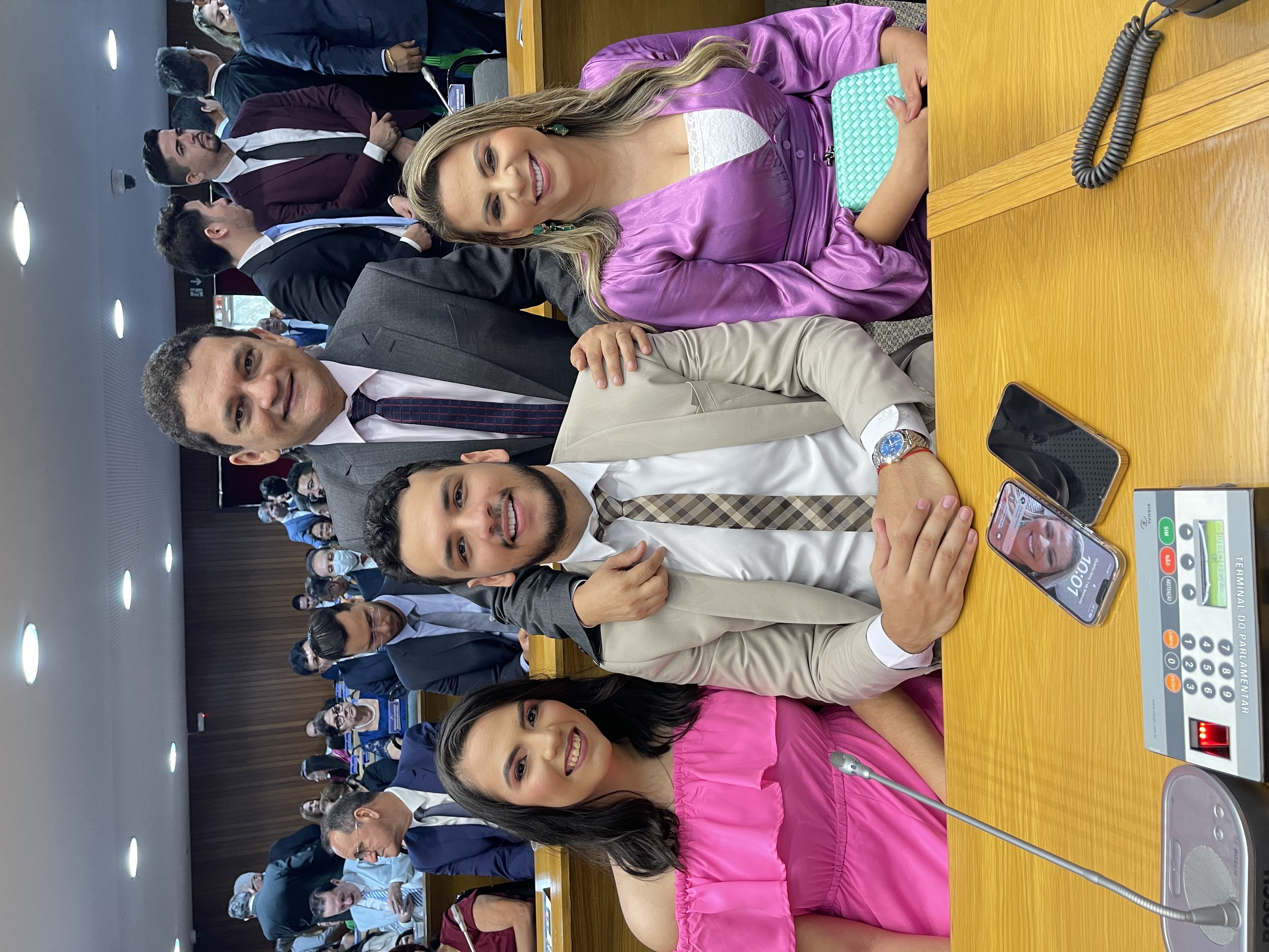 Deputado Claudio Cunha e familiares durante a solenidade de posse na Assembleia Legislativa do Maranhão 