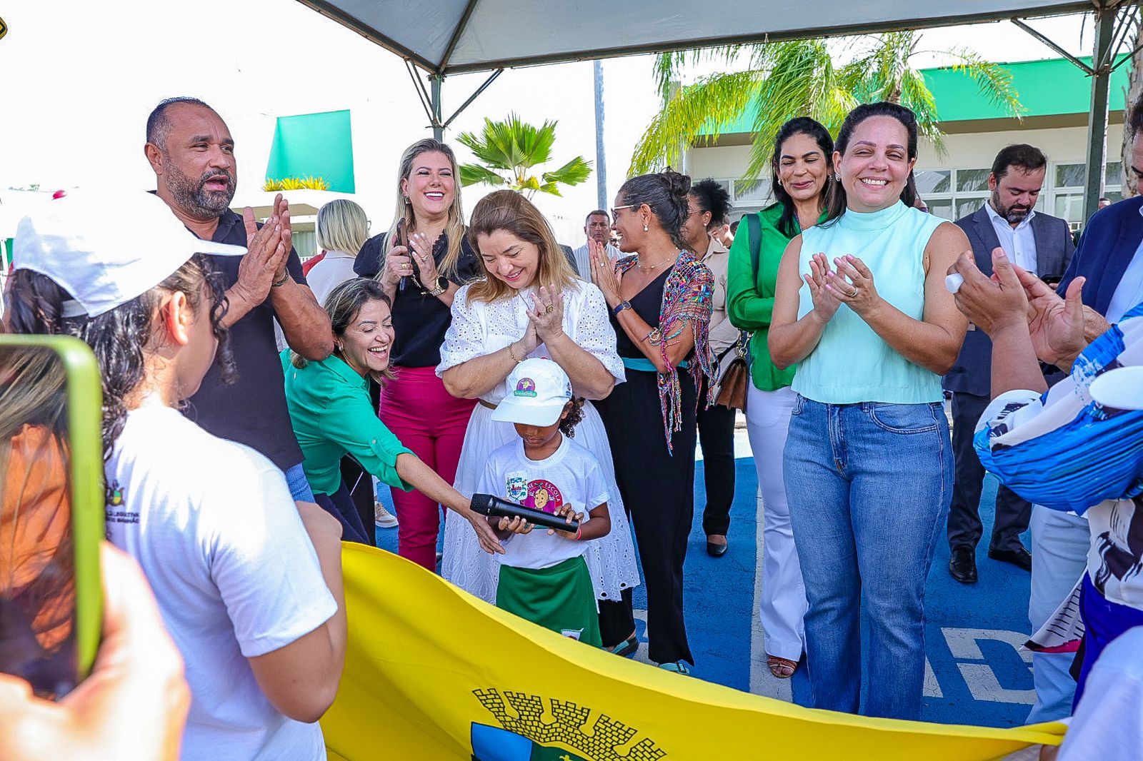 Presidente Iracema Vale e demais autoridades aplaudem a apresentação dos alunos da Creche-Escola Sementinha