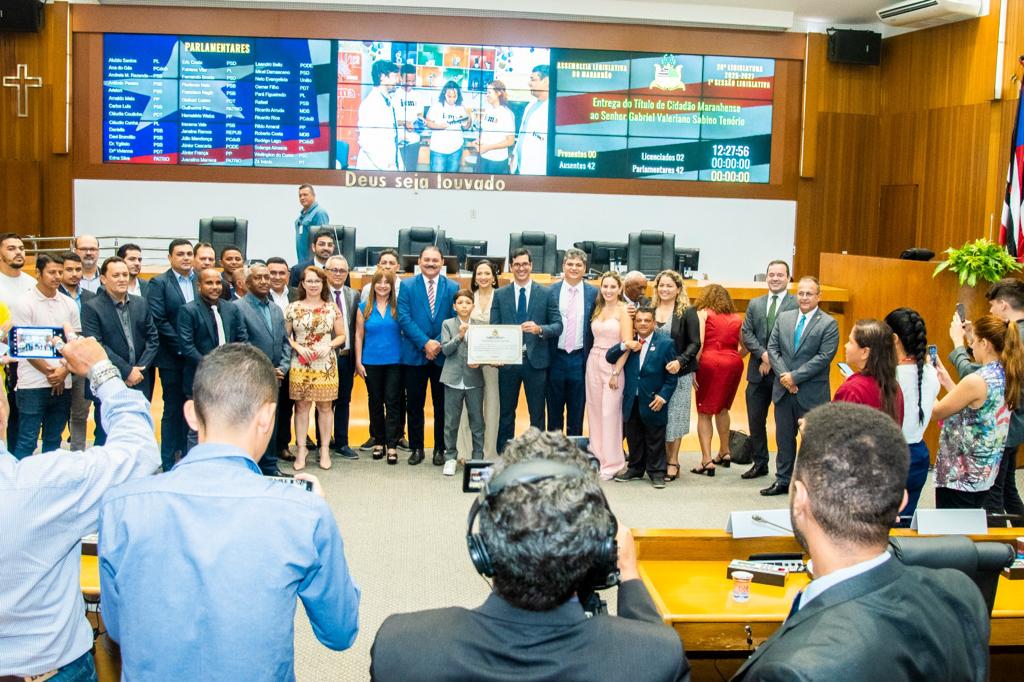 A sessão solene contou com a presença de deputados, familiares e amigos de Gabriel Tenório 