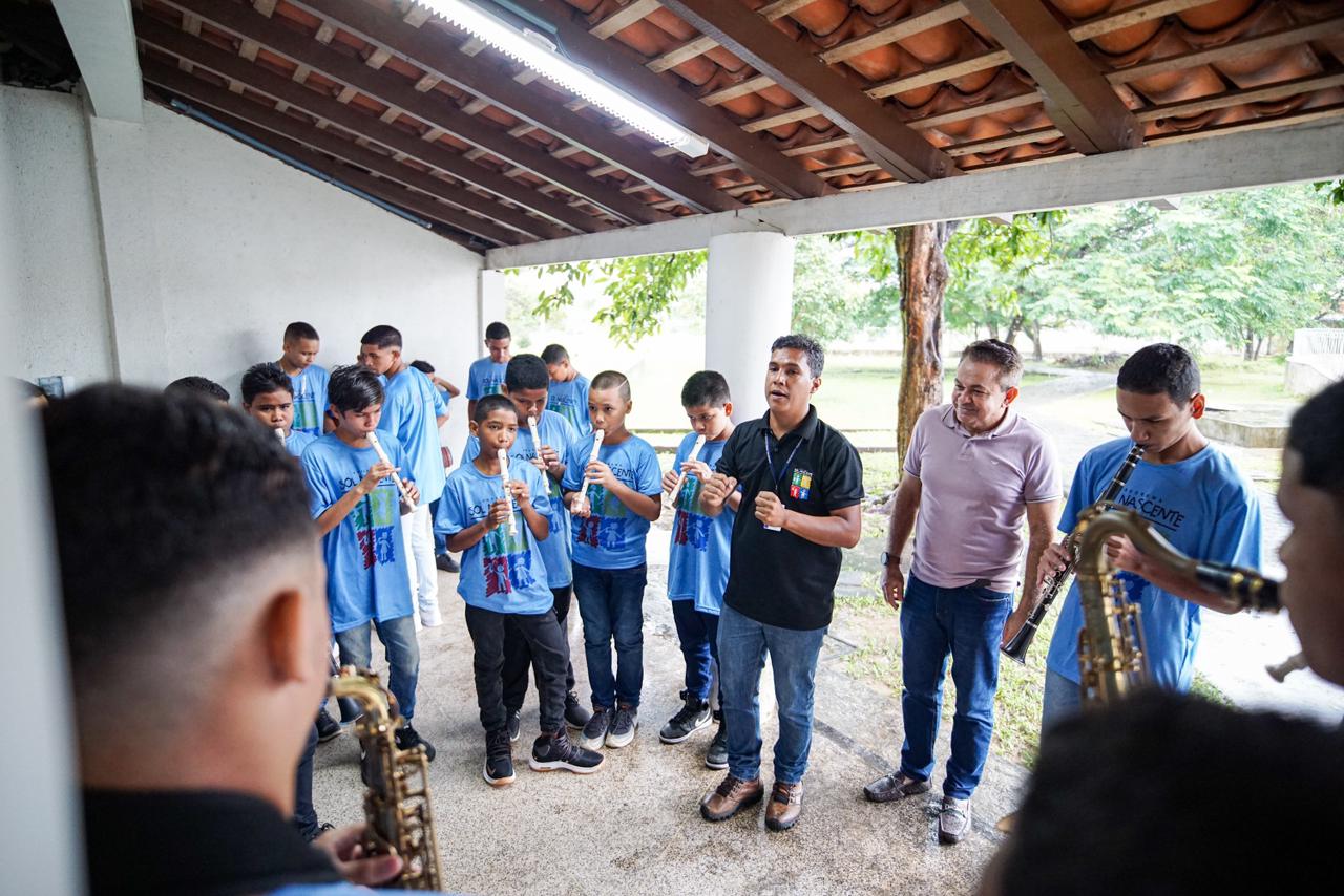 Deputado Antônio Pereira confere ensaio dos alunos do programa, antes da apresentação
