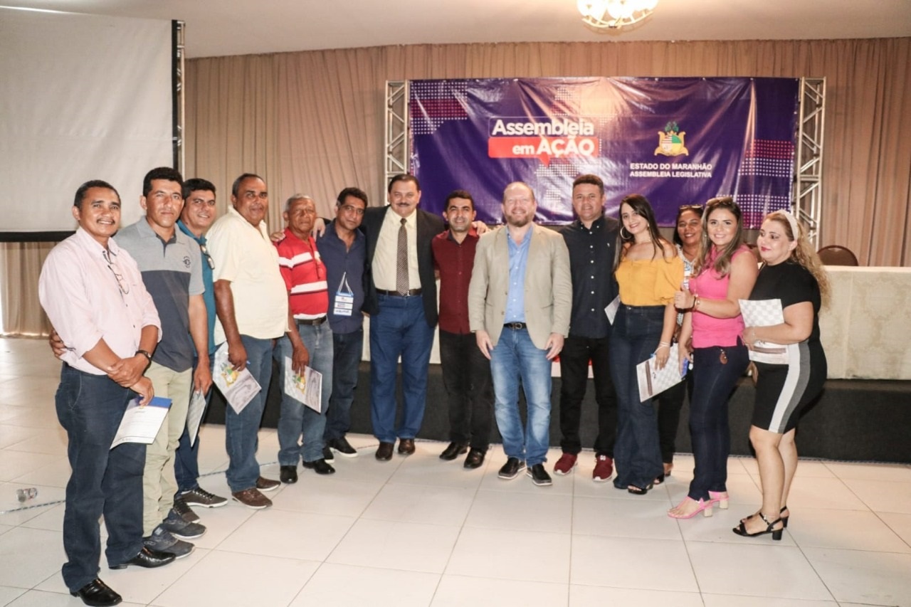 Deputado Othelino Neto com diversos representantes de municípios da região Leste que participaram do evento 