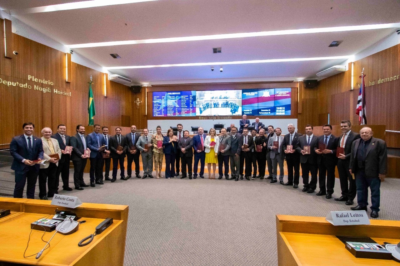 Deputados prestam homenagem à Bíblia, em alusão ao Dia do Livro Sagrado, celebrado no domingo passado