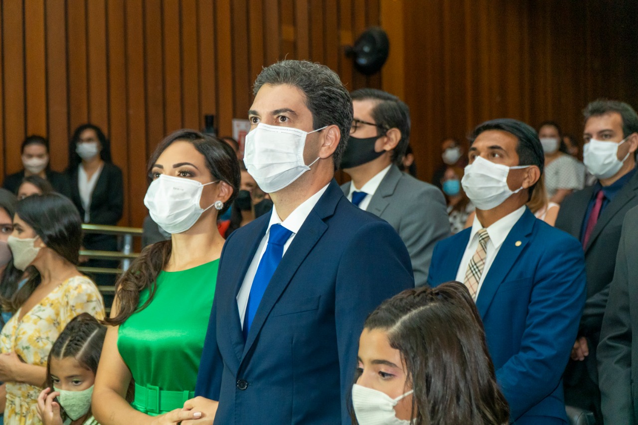 Eduardo Braide, com a esposa e os filhos, agradeceu à Assembleia por ceder o espaço e disse que estava emocionado por assumir na Casa na qual foi deputado estadual por oito anos