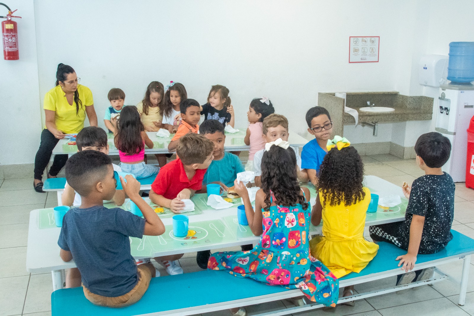 Momento de descontração dos estudantes na hora do lanche