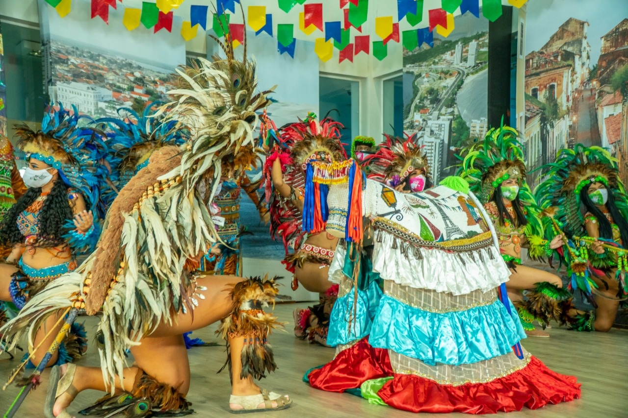 Índio corteja o Boi Novilho Branco, durante empolgante apresentação no "Arraiá do Povo em Casa"