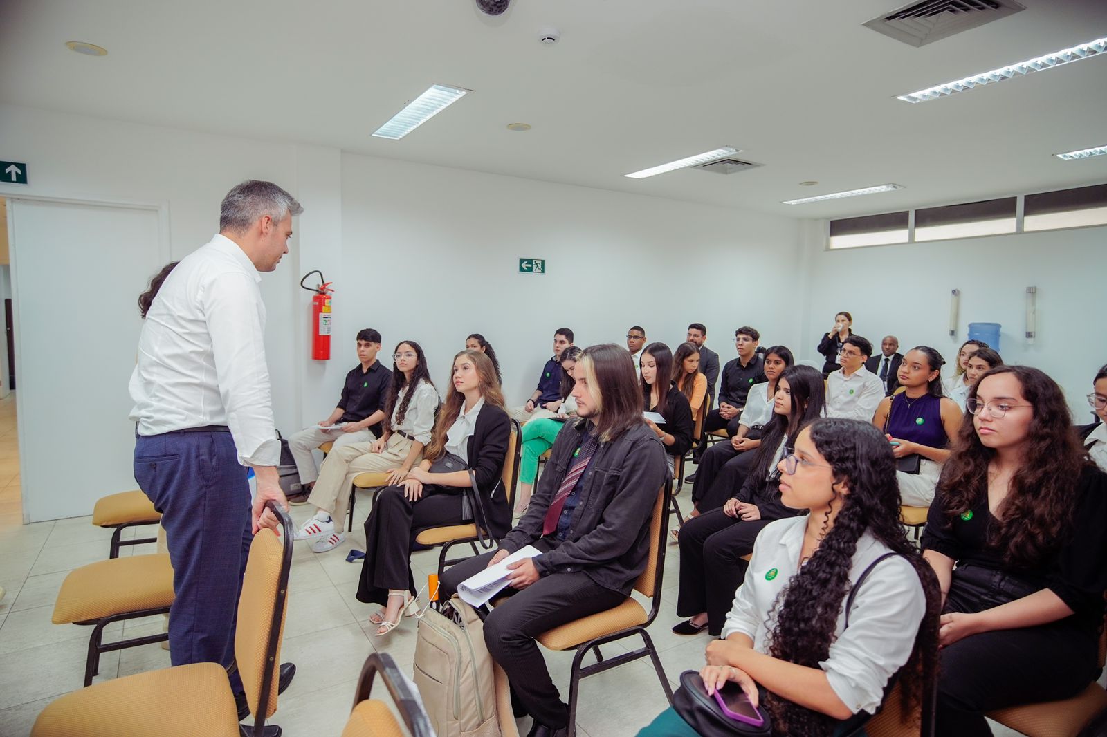 Presidente da CCJ, deputado Neto Evangelista, conversa com os acadêmicos após a reunião da CCJ