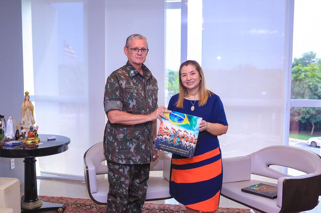 Iracema Vale recebe das mãos do general Costa Neves livro sobre a história de 200 anos do Exército Brasileiro 