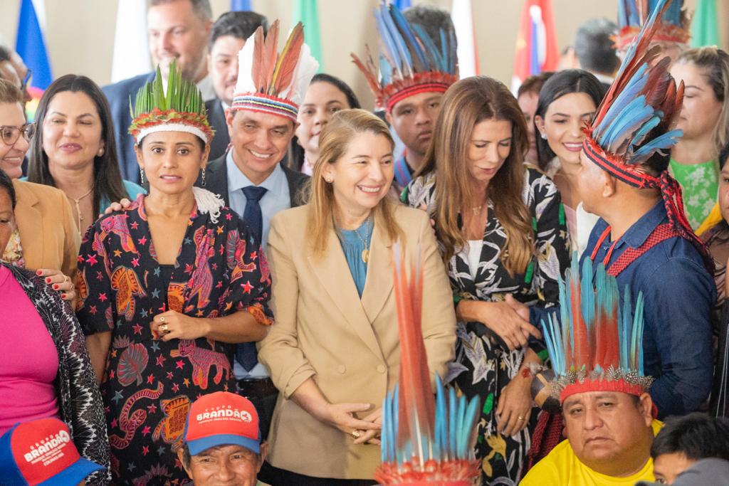 Presidente da Assembleia e colegas parlamentares com os índios das etnias Guajajara e Krikati, que visitaram a Assembleia 