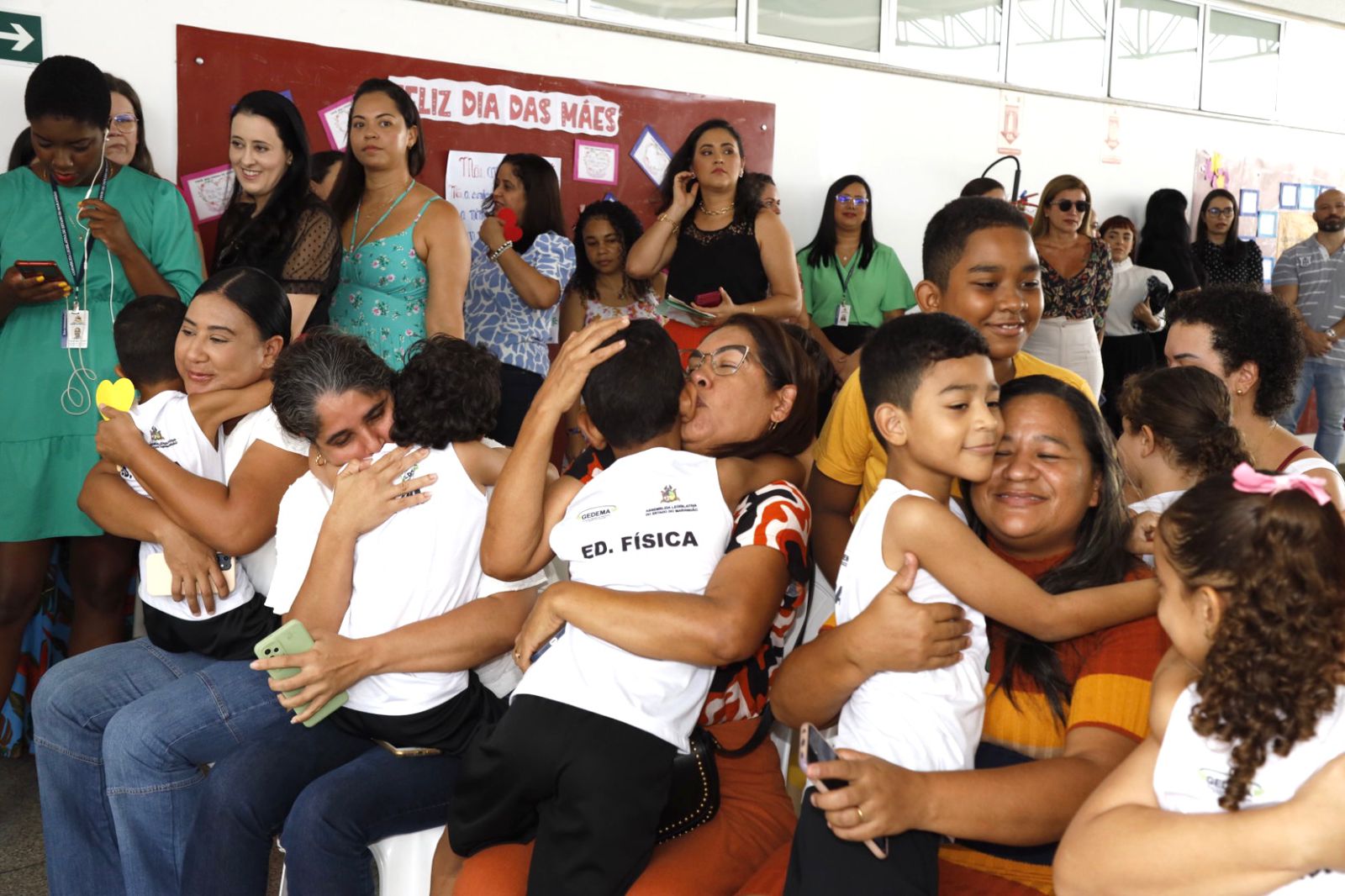Alunos expressam seu amor pelas mães com um abraço carinhoso durante o evento