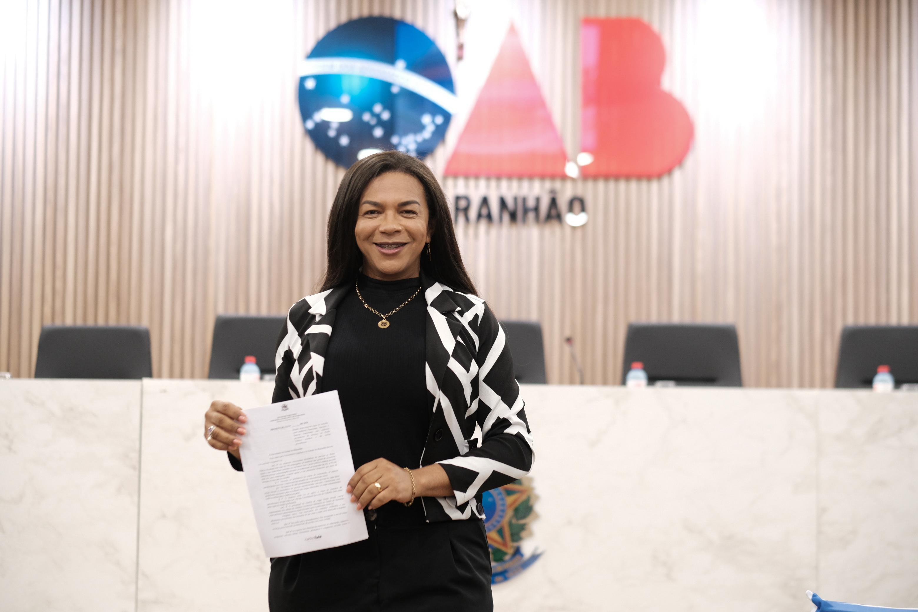 Psicóloga Raissa Mendonça com o PL, que foi feito em parceria com a Comissão de Diversidade Sexual e Gênero da OAB