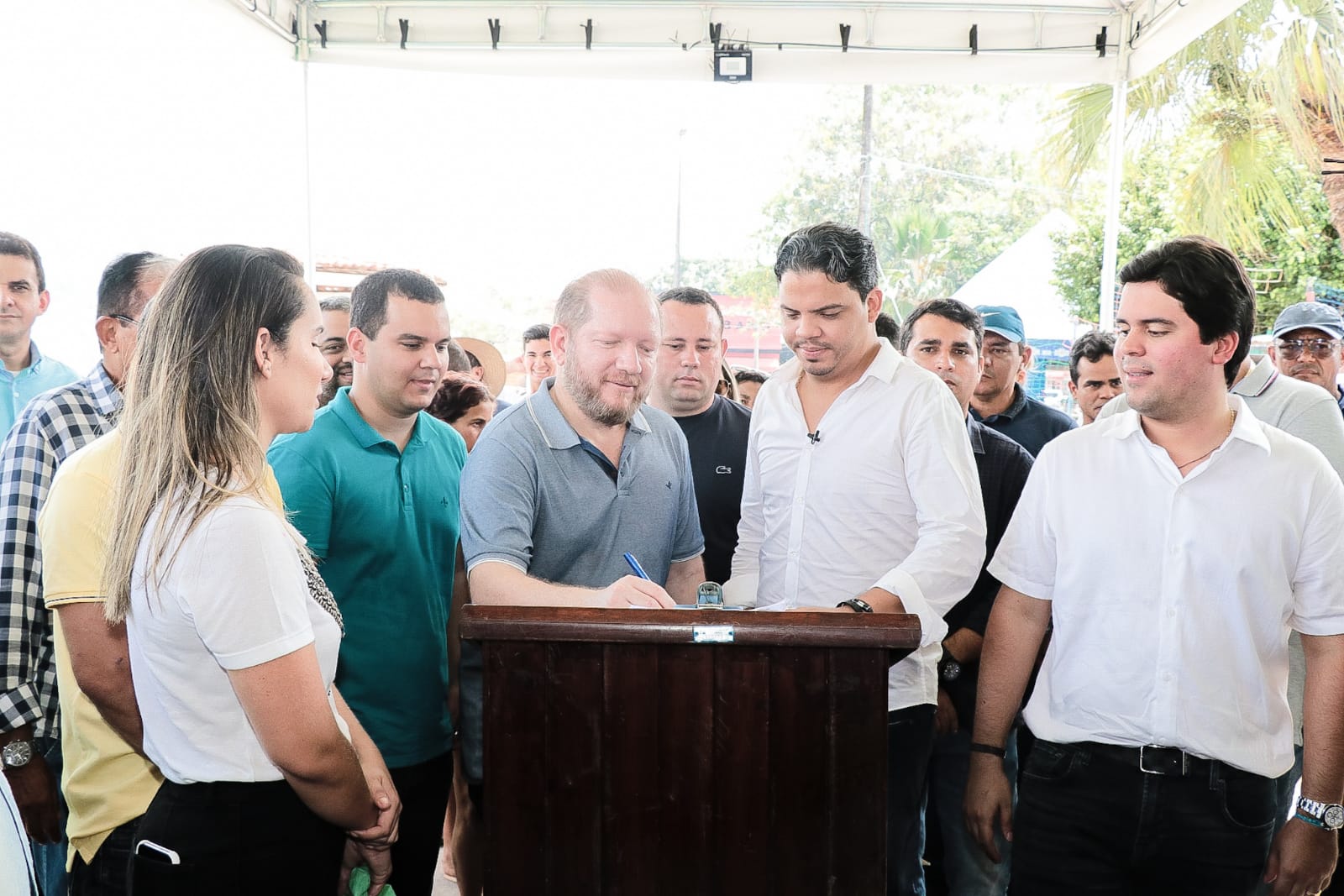 O deputado Othelino Neto participa da assinatura da ordem de serviço para a revitalização da Praça do Centenário, observado por Luciano Genésio, Thaiza Hortegal, Diego Galdino e André Fufuca