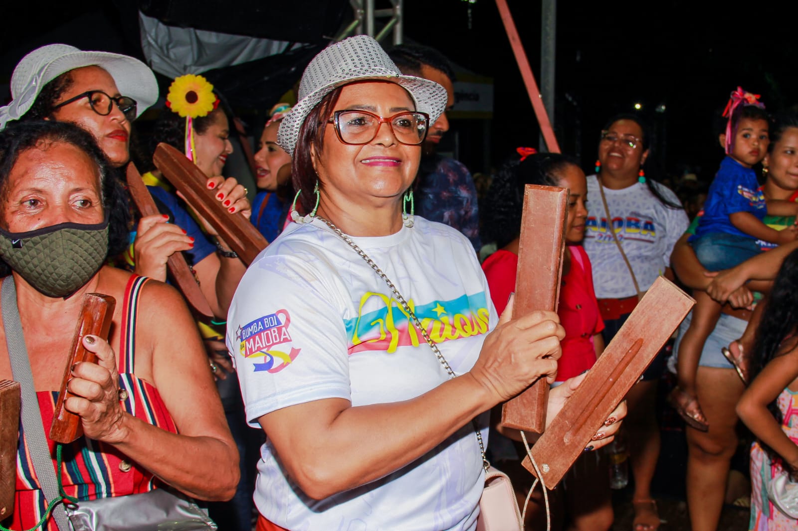 Público acompanhou a apresentação do Boi da Maioba tocando matracas