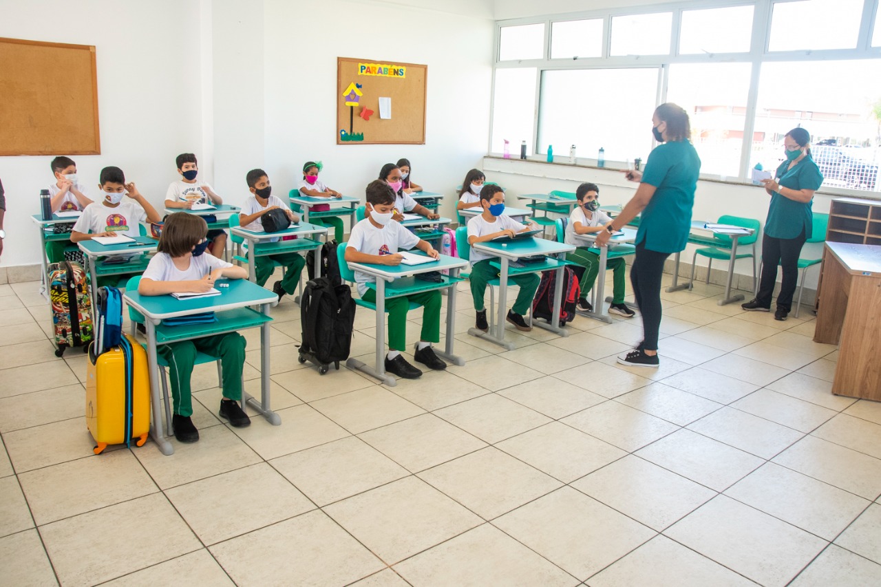 Professora dá boas-vindas à turma na Creche-Escola Sementinha 