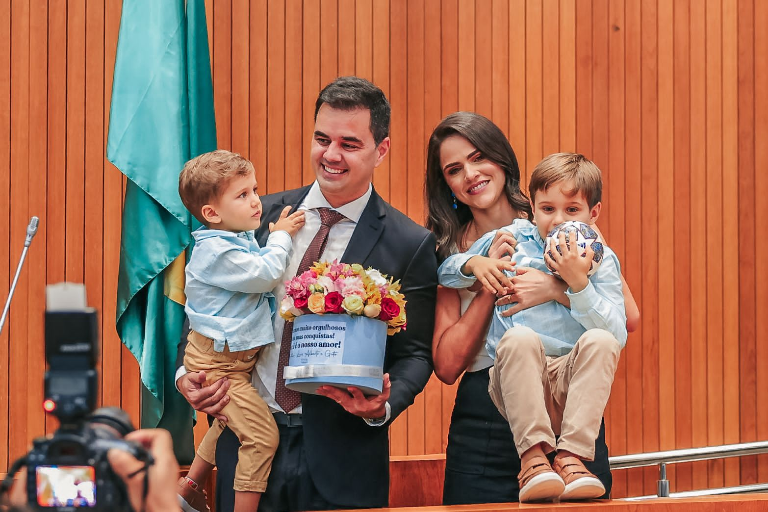 O defensor público Alberto Bastos foi à tribuna com a esposa e os filhos e também agradeceu pela homenagem 