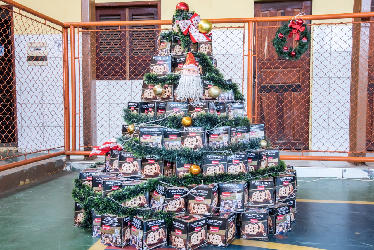 Árvore de Natal feita com panetones, que foram entregues aos alunos durante a confraternização