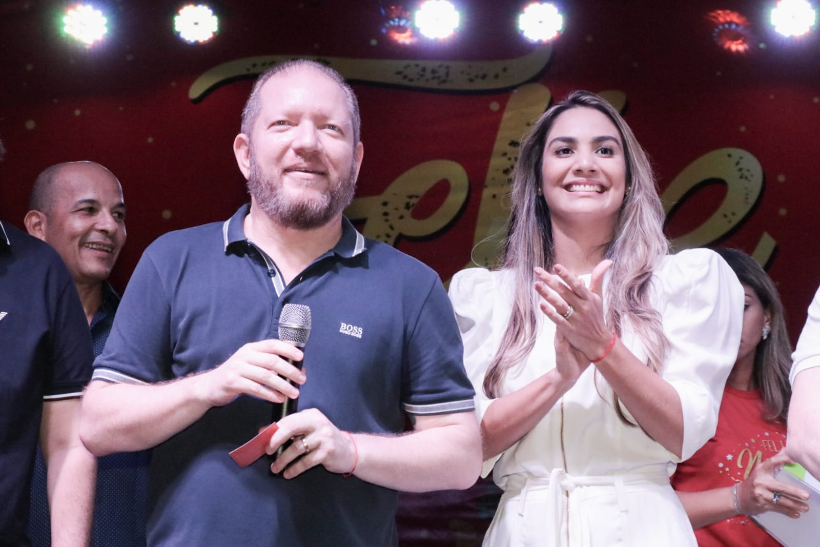 No palco, o presidente da Assembleia, deputado Othelino Neto, e a presidente do Gedema, Ana Paula Lobato, desejaram um feliz Natal aos deputados e servidores 