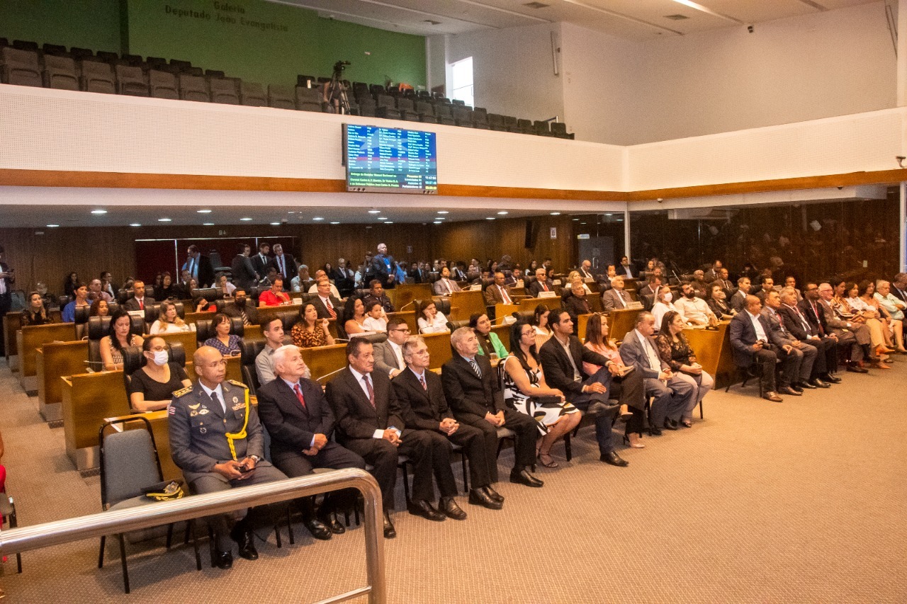 Sessão solene contou com a presença de familiares e amigos dos homenageados, bem como de várias autoridades 