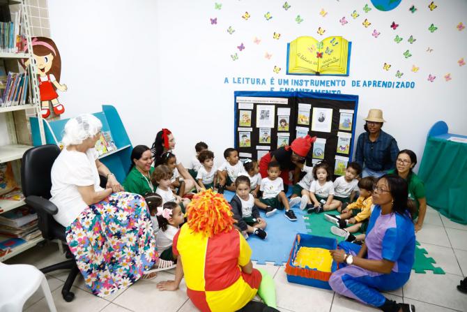 Alunos da Creche-Escola Sementinha têm manhã educativa no Dia Nacional do Livro Infantil
