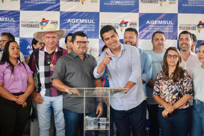 Marco Aurélio participa de assinatura de ordem de serviço para reforma de feira em Amarante