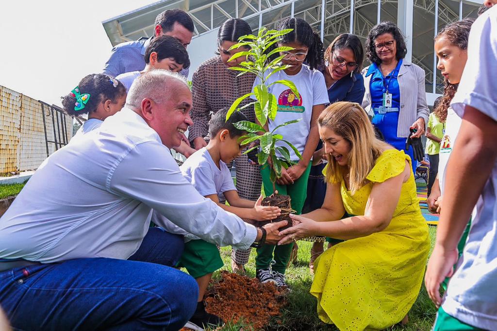 Deputados e alunos da Sementinha fazem plantio de mudas em alusão ao Dia Mundial do Meio Ambiente 