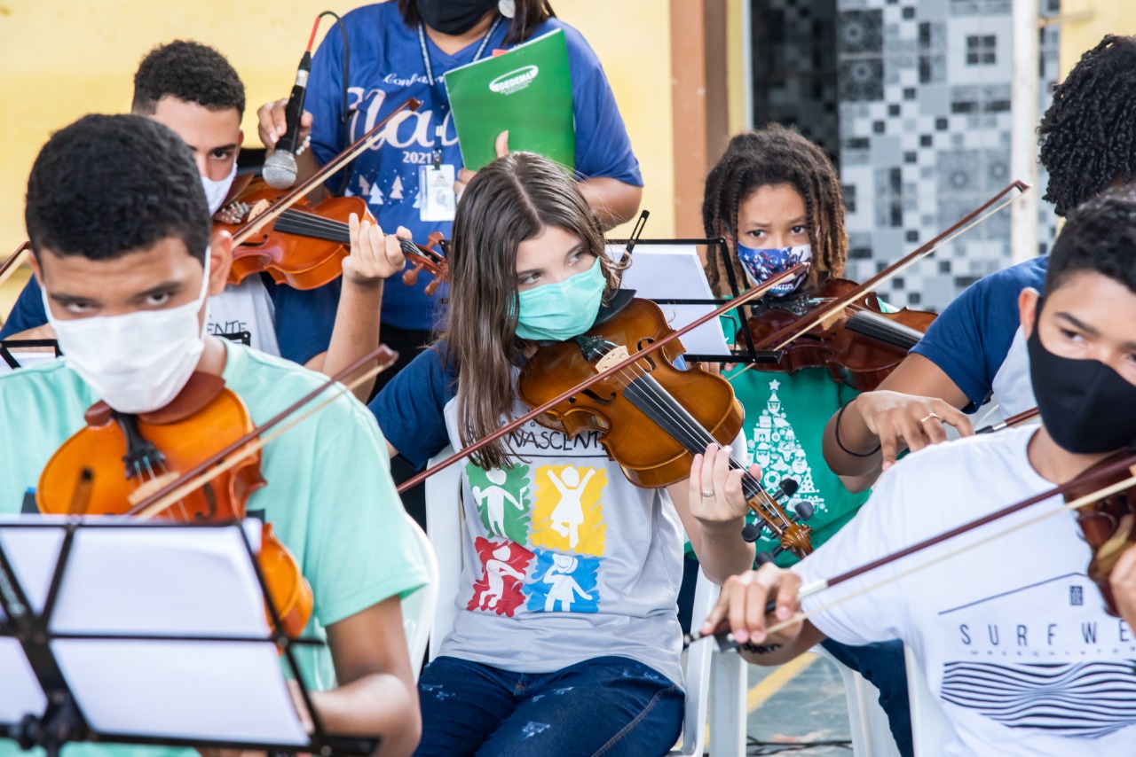 Alunos da oficina de violino durante apresentação na festa de Natal do Programa Sol Nascente