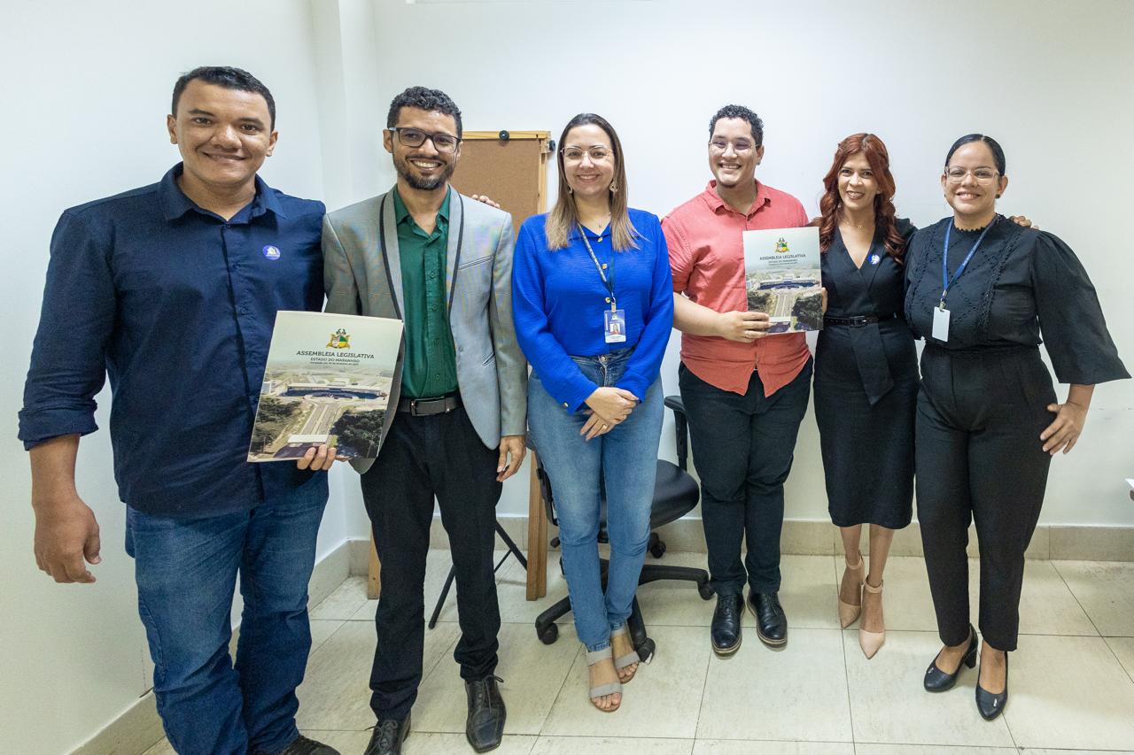 Equipe da Diretoria de Recursos Humanos da Alema com empossados no cargo de Intérprete de Libras